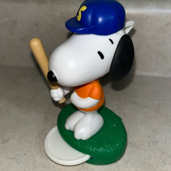 McDonald's Happy Meal toy Peanuts Snoopy #4 Baseball Player Snoopy 2018 - Picture 1 of 5